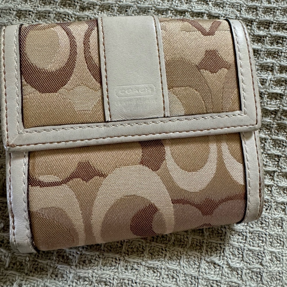 Small COACH White/Beige wallet with Big C, fits in medium/large handbags or tote